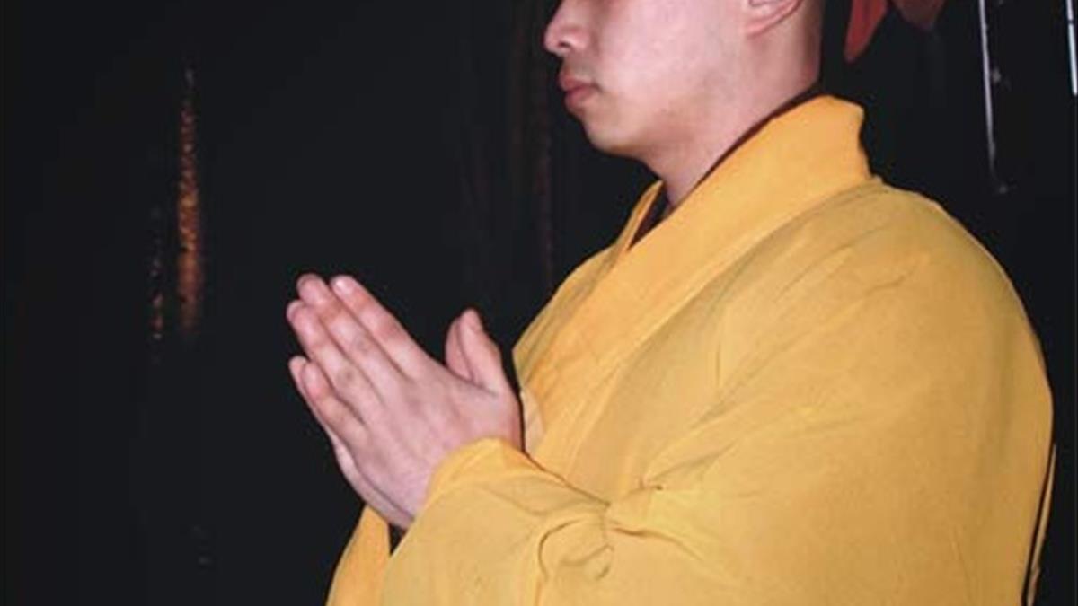 Hướng dẫn tư thế bái Phật đúng chuẩn