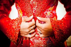 Cô dâu mặc váy cưới trong ngày cưới sẽ… bị phạt