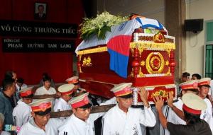 Tại sao có tục hú hồn trước khi nhập quan?