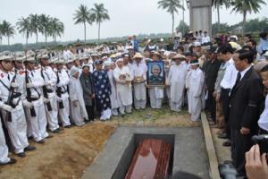 Tại sao trước khi khâm liệm lại đưa người chết nằm xuống đất?