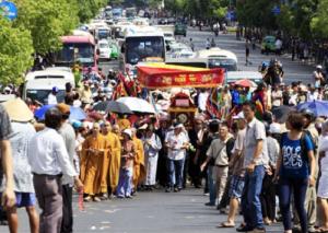 Đi đường gặp đám tang nên như thế nào?