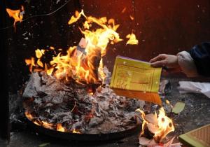 Trần sao âm vậy, người chết có nhận được vàng mã không?