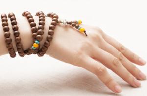 Đừng biến vòng tay thành còng tay