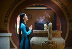 Phụ nữ đến kỳ kinh nguyệt có được đi chùa lễ Phật?