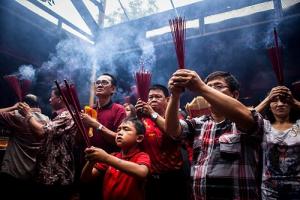 Kiểu dâng hương lễ Phật chỉ phí hương đèn