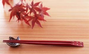 Khéo dùng đũa chuẩn phong thủy, hôn nhân hay tài lộc đều viên mãn