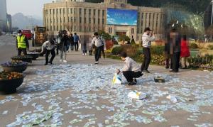 Thực hư chuyện cho đàn ông sờ ngực để may mắn hay kiêng nhặt tiền rơi tháng Cô hồn?