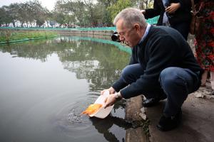 Tục lệ thả cá chép ngày 23 tháng Chạp có ý nghĩa gì?
