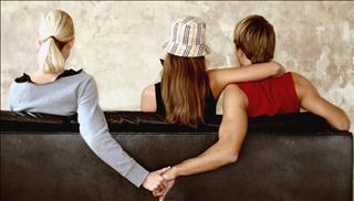 Khi bạn thân yêu bạn trai mình, 12 chòm sao nữ sẽ làm gì?