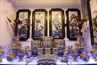 Đặt bát hương trên bàn thờ bằng sứ hay đồng thì tốt hơn?