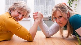 Top 3 cung hoàng đạo sợ mất con trai khỏi tay nàng dâu