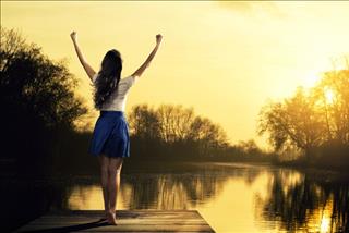 Viết cho nữ tuổi Hợi 1995: lạc lõng, nhạt màu nhưng khi yêu rất chân thành, nghiêm túc