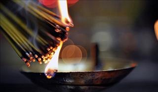 Đi chùa thắp mấy nén hương, phải chăng càng nhiều càng tốt?