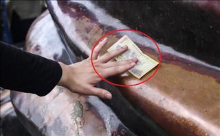 Xoa tiền lên tượng khi đi lễ chùa liệu có may mắn?