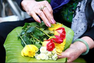 Chọn hoa tươi cúng dường chư Phật như thế nào để được hưởng phúc báu