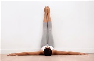 Tác dụng không ngờ của việc gác chân lên tường, ai béo bụng không thể bỏ qua