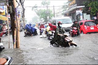 Dự báo thời tiết ngày mai 18/7: Bão tiếp tục di chuyển nhanh, mưa khắp nơi, Hà Nội có nguy cơ ngập úng