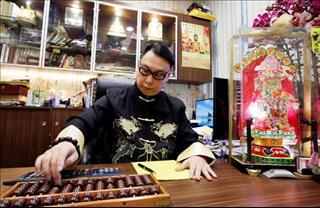 Dân Trung Quốc đổ xô đi xem bói về ông Trump vì sợ chiến tranh thương mại