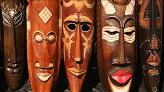 Không nên treo mặt nạ trong nhà