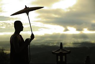 Ý nghĩa và vẻ đẹp của việc các tu sĩ đi khất thực