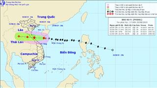Bão số 4 đổ bộ vào đất liền, người dân miền Trung "oằn" mình chống chọi với bão