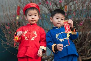 Tết thêm ý nghĩa với bài học dạy con từ việc nhận phong bao lì xì