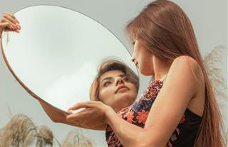 Đừng vội cười người vì kẻ mạnh là kẻ biết tự cười bản thân mình!