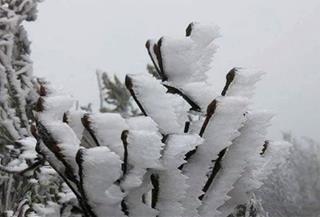 Hai ngày cuối tuần cực lạnh, vùng núi có băng giá