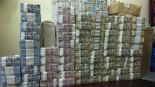 Đổi tiền mới trên mạng rầm rộ, phí cao ngất ngưởng, đề phòng tiền giả