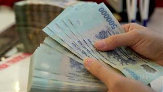 Quy định về trả lương từ 1-1-2021: Thực hư lương chồng chuyển thẳng vô tài khoản vợ?