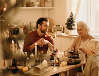 Hạnh phúc là gì? Có phải là có nhà để về, có người đợi, có cơm để ăn?