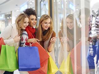 Vì sao 4 con giáp dưới đây sẵn sàng tốn bộn tiền cho hàng hiệu?