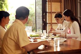 Trước khi ngăn cản chuyện yêu đương của con hãy đọc ngay bài viết này!