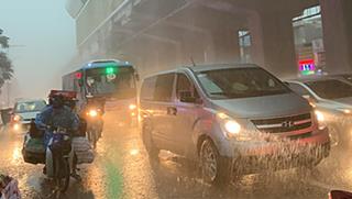 Chiều tối và đêm nay Hà Nội có mưa dông, cảnh báo lốc, sét, mưa đá, gió giật mạnh