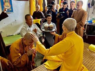 Chủ tịch Hoa Sen quy y Tam bảo là chuyện đáng mừng, có gì đâu mà phải lo lắng?