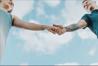 Hội những con giáp cứ yêu vào là như người trên mây trên gió