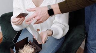 Tử vi hôm nay 28/2/2021 của 12 con giáp: Ai hối hận vì mua sắm nhiều?