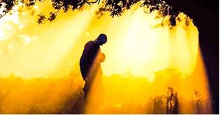 Đau đớn chi chuyện QUÁ KHỨ, hãy BUÔNG để thấy ngày mới huy hoàng