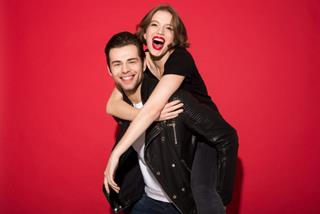 Trong tình yêu, 12 chòm sao nam sẽ hóa thân thành mẫu hình bạn trai như thế nào?