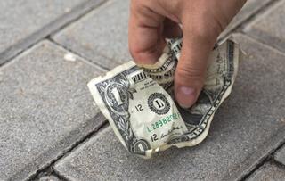 Nhặt được tiền là gặp vận may hay xui? Phải làm gì khi nhặt được tiền?