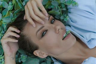 Đừng vì khoái lạc vật chất tầm thường mà đánh mất hạnh phúc và tất cả những gì bạn có