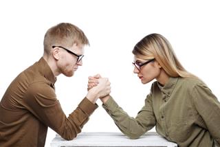 Cặp chòm sao đối lập nhưng vẫn hút nhau ầm ầm, đúng kiểu "xa thơm, gần... phát ớn"