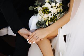 Chọn nhẫn cưới hợp phong thủy: Kiểu dáng gì, đeo như thế nào giúp vợ chồng vượng vận?