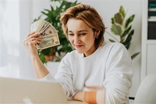 Nửa cuối năm 2022 giàu sụ nhờ khả năng kiếm tiền cực đỉnh, chòm sao này đổi đời trong nháy mắt