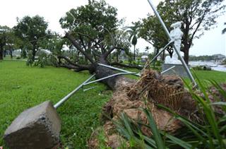 Bão đổ bộ rạng sáng nay, mưa mở rộng ra miền Bắc, Bắc Trung Bộ