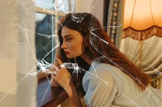 Phản ứng 12 chòm sao khi trái tim tan vỡ: Ai bung tỏa cảm xúc, ai vờ như không sao?