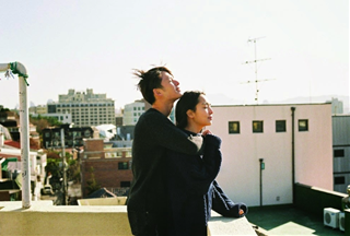 Ghen tị 5 chòm sao thoát Ế trong tháng 6/2023, đang yên đang lành vấp trúng người YÊU!