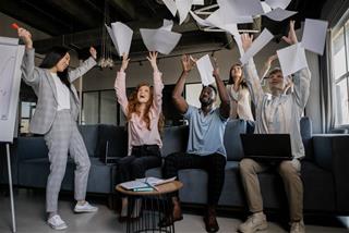 Tử vi hôm nay: 3 con giáp được Thần may mắn trợ mệnh, ngày 26/5/2023 thành công tới tấp