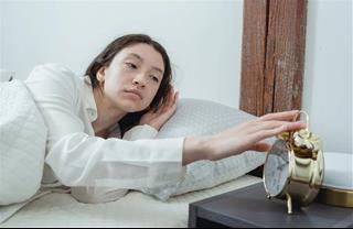 Tiết lộ cách 12 chòm sao tỉnh táo vào mỗi sáng: Ai thích tĩnh lặng, ai thích trò chuyện?