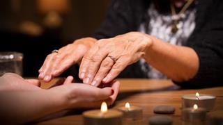 Vong linh giao tiếp bằng ngôn ngữ gì? Hé lộ cách cô hồn nước ngoài kêu cứu